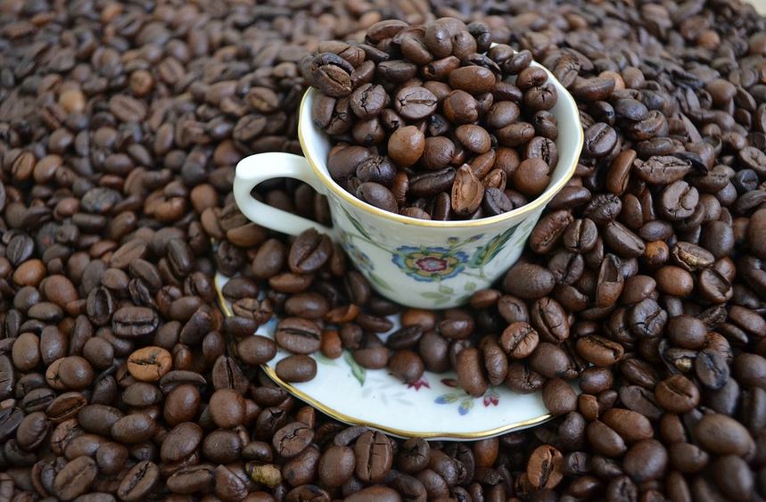 Jak se vyrábí hnědá kávová zrnka