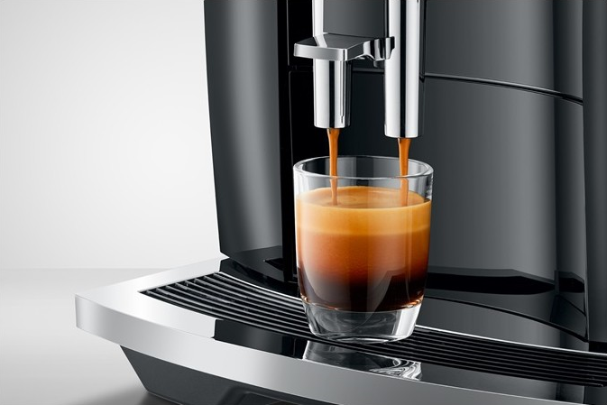 Kompaktní kávovar Jura E4 – malý ale chytrý